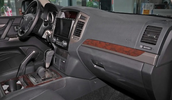 帕杰羅油耗真實油耗 百公里油耗15L(一公里消耗1.1元)