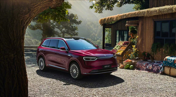 一年狂賣近20萬輛斬獲新勢力車型銷冠！全新問界M7亮相：9月上市