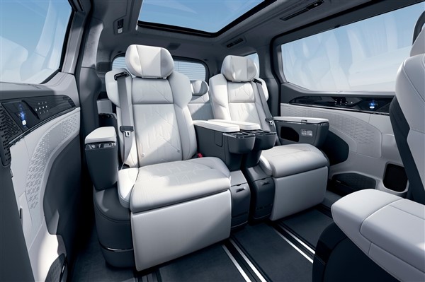 把埃爾法價(jià)格打下來(lái) 全新極氪009上市定檔：1336項(xiàng)零部件全面升級(jí)