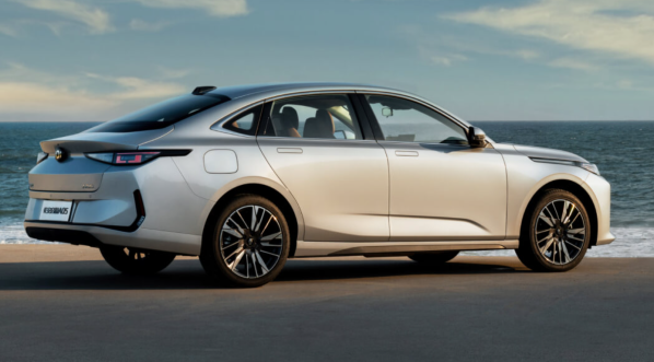 10萬價位四款混動家轎對比 比亞迪秦PLUS已經(jīng)不吃香了？