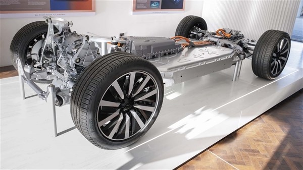 思路對(duì)了！純電路虎攬勝實(shí)車公布：和燃油版看不出什么區(qū)別