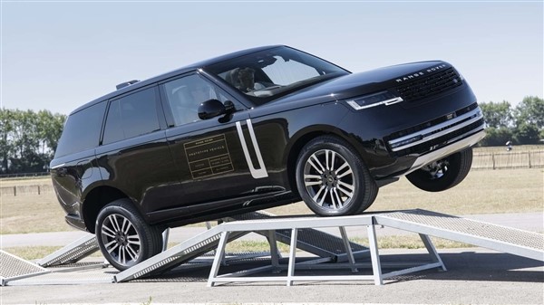 思路對(duì)了！純電路虎攬勝實(shí)車公布：和燃油版看不出什么區(qū)別