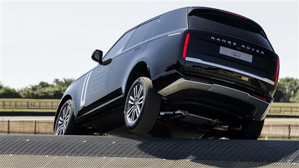 思路對(duì)了！純電路虎攬勝實(shí)車公布：和燃油版看不出什么區(qū)別