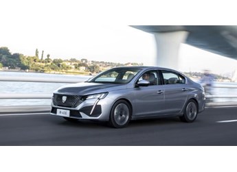 法系車被掀翻！1.6T頂配12.17萬(wàn)，標(biāo)致拿自己當(dāng)“國(guó)產(chǎn)車”賣？