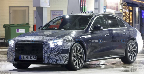 年內(nèi)上市！全新奔馳E級(jí)諜照曝光 或采用貫穿式LED燈帶