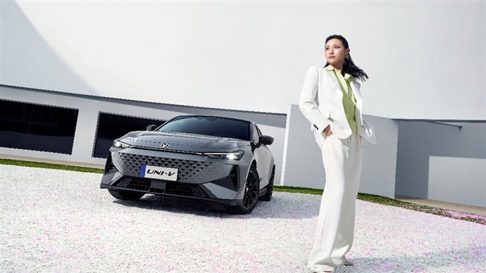 E:\長安圖片\【媒體資料夾】“經(jīng)典煥新，有你真好”長安汽車春季煥新發(fā)布會\產(chǎn)品圖片素材\第二代UNI-V\產(chǎn)品美圖\長安UNI-V-美圖53263_fn.jpg