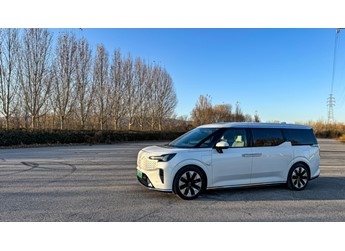 定格生活中的每一個旅程  試駕純電MPV沃爾沃EM90 封面圖