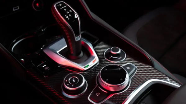 阿爾法·羅密歐發(fā)布多款特別版車型 全碳纖維內(nèi)飾太吸睛！
