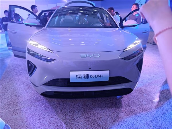 滿油滿電續(xù)航超1600km 比亞迪全新海獅06上市：13.98萬(wàn)起