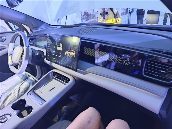 滿油滿電續(xù)航超1600km 比亞迪全新海獅06上市：13.98萬(wàn)起