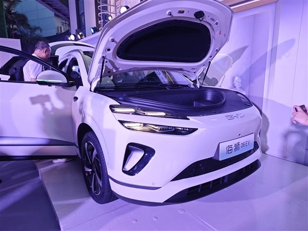 滿油滿電續(xù)航超1600km 比亞迪全新海獅06上市：13.98萬(wàn)起