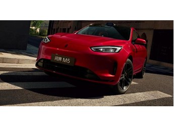 余承東首爆問(wèn)界新M5 Ultra年度新色躍影紅，高能量人生的必搭車(chē)色 封面圖