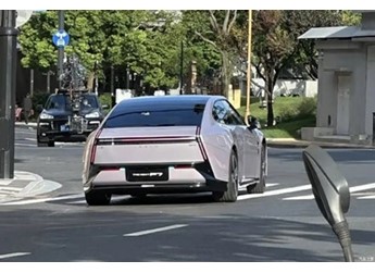 全新小鵬P7實(shí)車圖曝光 將三季度發(fā)布 封面圖