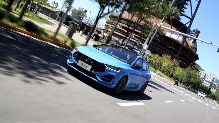 與風(fēng)為伴 試駕2022福特三廂福克斯ST-Line