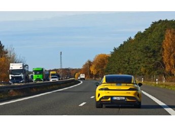 盧偉冰第一次在德國高速開小米SU7 Ultra 白色車牌簡約大氣 封面圖