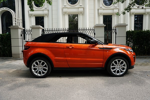 稀有品種 試駕路虎攬勝極光軟頂敞篷版