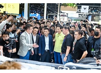 車展兩大頂流雷軍、周鴻祎共同助陣，高性能純電轎車阿爾法S5北京車展引圍觀