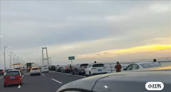 不是仰望U8 深中通道通車后到達(dá)首車出現(xiàn)：一臺(tái)五菱宏光