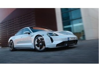 保時(shí)捷發(fā)霉車主自嘲不想要了：車內(nèi)遍布霉斑 方向盤都長(zhǎng)毛