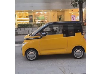 香港街頭偶遇“剁椒魚頭”：開車的竟是王祖藍