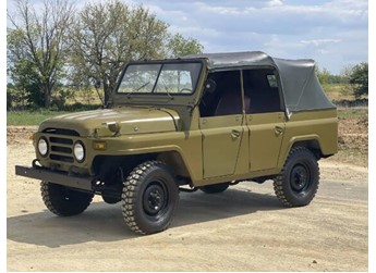 它是國產(chǎn)212，但能掛美國牌照，外觀如新，車齡38年