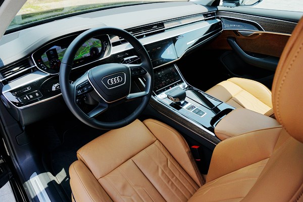 全副武裝的紳士 試駕2019款奧迪A8 