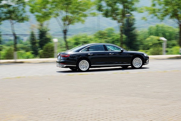 全副武裝的紳士 試駕2019款奧迪A8 