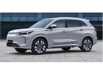 第三代賽力斯藍(lán)電E5 PLUS上市：11.98萬(wàn)起 車(chē)內(nèi)自帶泡茶臺(tái) 封面圖