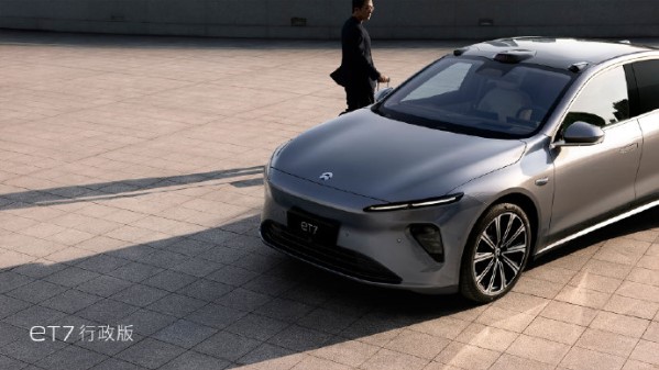 42.8萬(wàn)元起！2024款蔚來(lái)ET7正式上市 標(biāo)配二排滑躺座椅