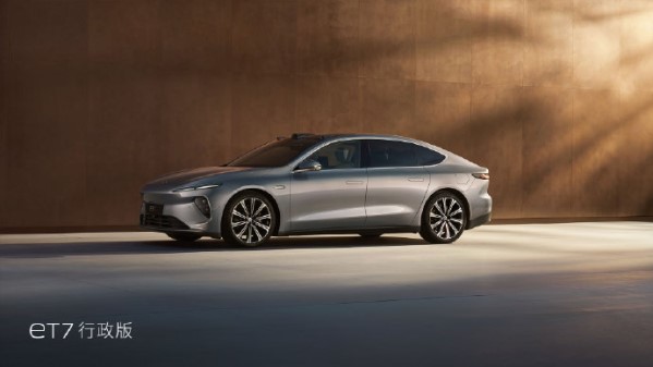 42.8萬(wàn)元起！2024款蔚來(lái)ET7正式上市 標(biāo)配二排滑躺座椅