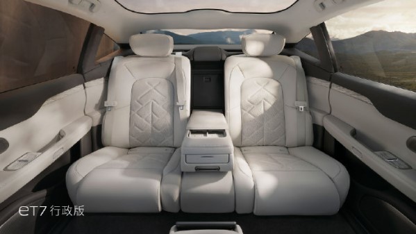 42.8萬(wàn)元起！2024款蔚來(lái)ET7正式上市 標(biāo)配二排滑躺座椅