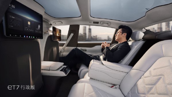 42.8萬(wàn)元起！2024款蔚來(lái)ET7正式上市 標(biāo)配二排滑躺座椅
