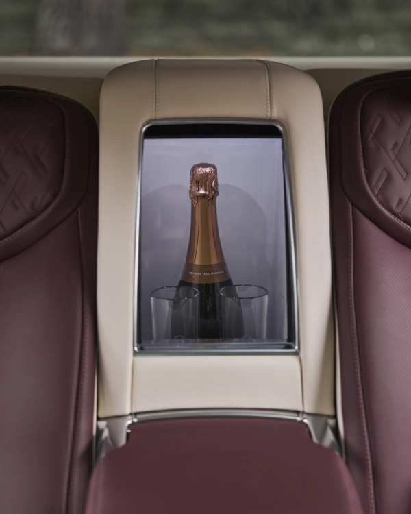 全球僅7臺！路虎攬勝SV Carmel Edition亮相 約270萬元